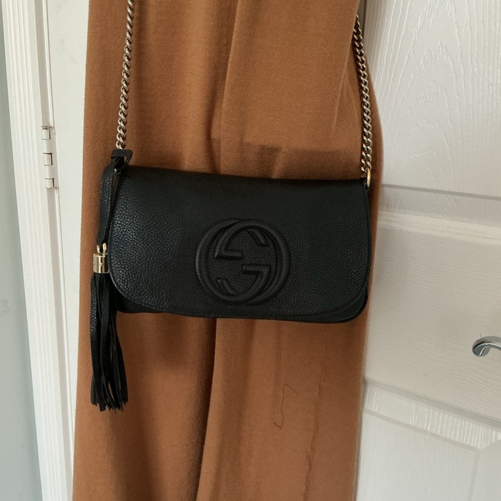 Gucci Soho flap bag. Black Crossbody Bag with Gold Chain & tassel - Picture 2 of 11